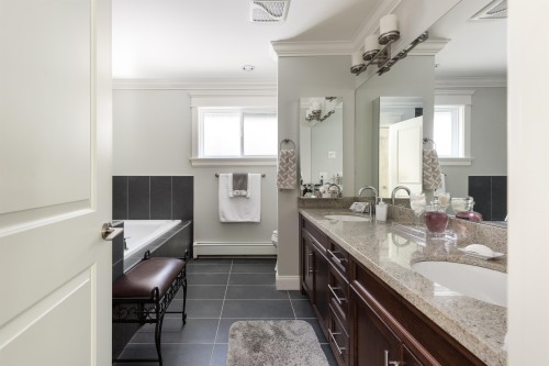 362 21St Street E, North Vancouver, BC 