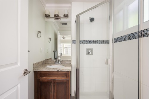 362 21St Street E, North Vancouver, BC 