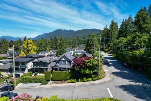 362 21St Street E, North Vancouver, BC 