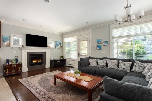 362 21St Street E, North Vancouver, BC 