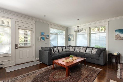 362 21St Street E, North Vancouver, BC 