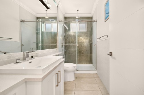 5886 Sherbrooke Street, Vancouver, BC - Indoor Photo Showing Bathroom