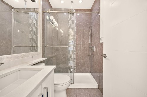 5886 Sherbrooke Street, Vancouver, BC - Indoor Photo Showing Bathroom