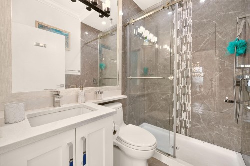 5886 Sherbrooke Street, Vancouver, BC - Indoor Photo Showing Bathroom