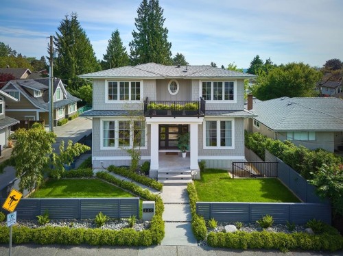 449 15Th Street E, North Vancouver, BC 
