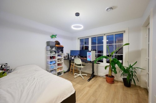 449 15Th Street E, North Vancouver, BC 