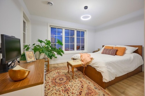 449 15Th Street E, North Vancouver, BC 