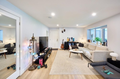 449 15Th Street E, North Vancouver, BC 