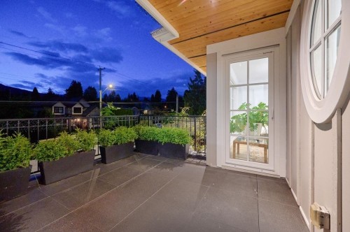 449 15Th Street E, North Vancouver, BC 