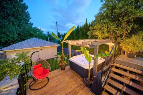 449 15Th Street E, North Vancouver, BC 