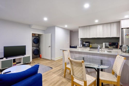 449 15Th Street E, North Vancouver, BC 