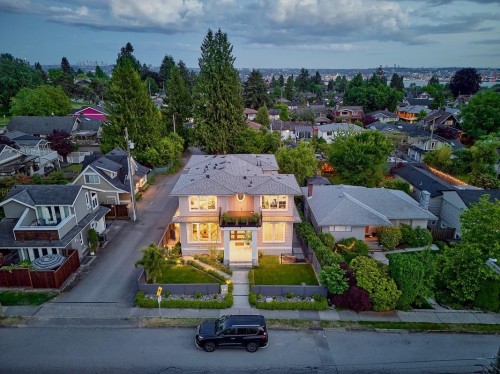 449 15Th Street E, North Vancouver, BC 