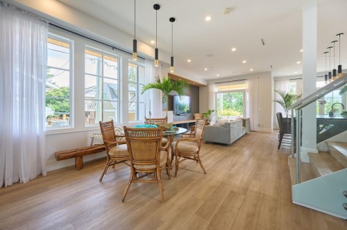 449 15Th Street E, North Vancouver, BC 