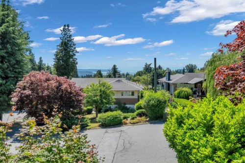 468 Saville Crescent  North Vancouver, BC V7N 3B1
