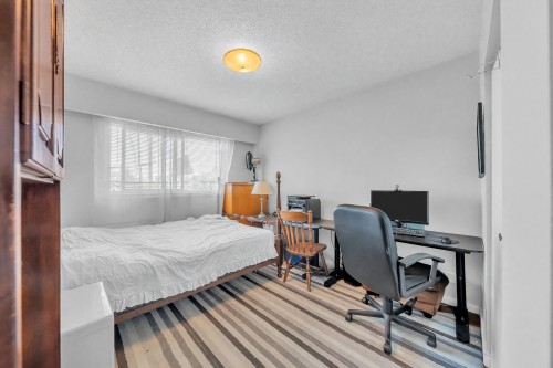 468 Saville Crescent, North Vancouver, BC - Indoor Photo Showing Bedroom