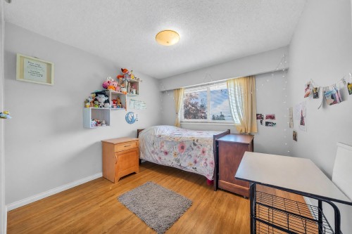 468 Saville Crescent, North Vancouver, BC - Indoor Photo Showing Bedroom