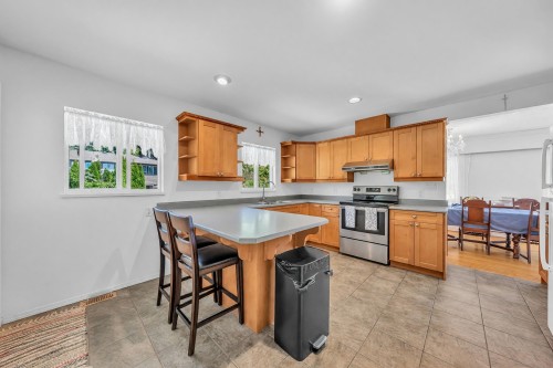 468 Saville Crescent, North Vancouver, BC - Indoor Photo Showing Kitchen