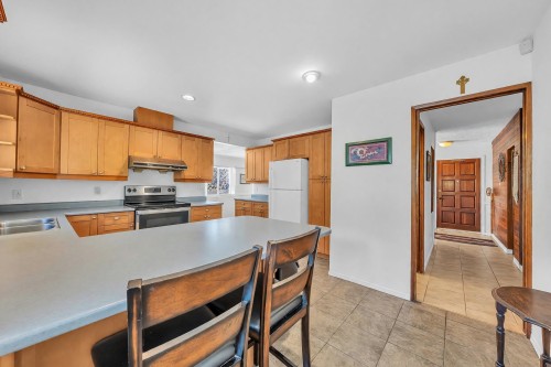 468 Saville Crescent, North Vancouver, BC - Indoor Photo Showing Kitchen With Double Sink