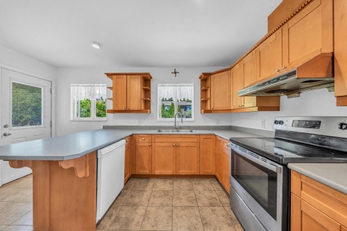 468 Saville Crescent, North Vancouver, BC - Indoor Photo Showing Kitchen With Double Sink