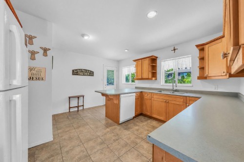 468 Saville Crescent, North Vancouver, BC - Indoor Photo Showing Kitchen With Double Sink