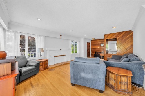 468 Saville Crescent, North Vancouver, BC - Indoor Photo Showing Living Room
