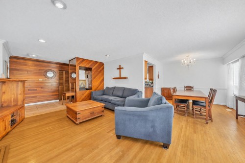 468 Saville Crescent, North Vancouver, BC - Indoor Photo Showing Living Room