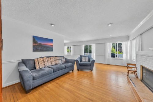 468 Saville Crescent, North Vancouver, BC - Indoor Photo Showing Living Room With Fireplace