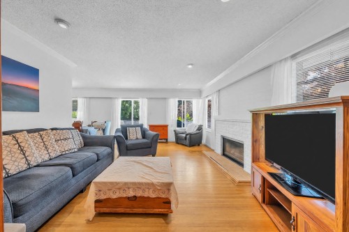 468 Saville Crescent, North Vancouver, BC - Indoor Photo Showing Living Room With Fireplace