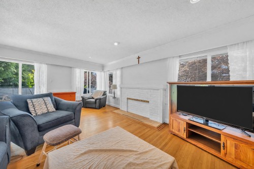 468 Saville Crescent, North Vancouver, BC - Indoor Photo Showing Living Room