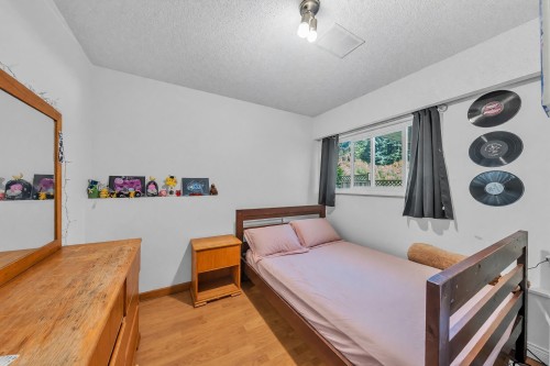 468 Saville Crescent, North Vancouver, BC - Indoor Photo Showing Bedroom