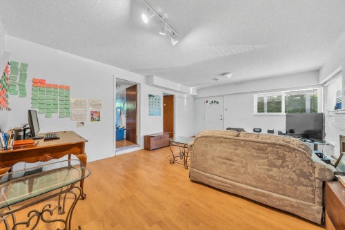468 Saville Crescent, North Vancouver, BC - Indoor Photo Showing Other Room