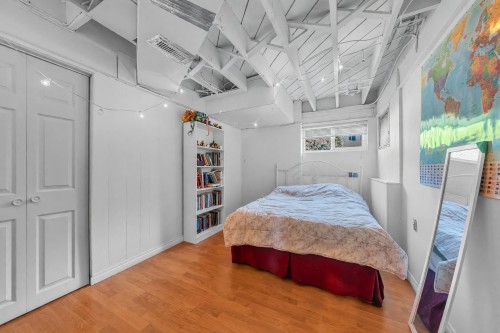 468 Saville Crescent, North Vancouver, BC - Indoor Photo Showing Bedroom