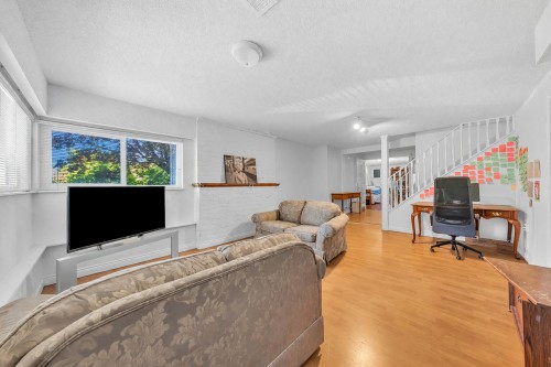 468 Saville Crescent, North Vancouver, BC - Indoor Photo Showing Living Room