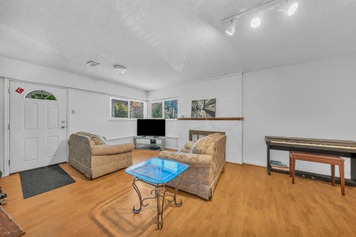 468 Saville Crescent, North Vancouver, BC - Indoor Photo Showing Living Room