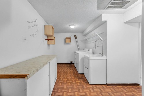 468 Saville Crescent, North Vancouver, BC - Indoor Photo Showing Laundry Room