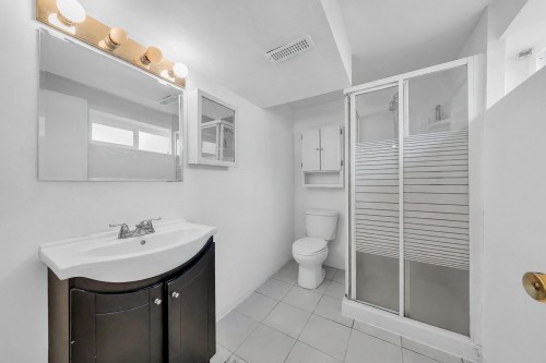 468 Saville Crescent, North Vancouver, BC - Indoor Photo Showing Bathroom