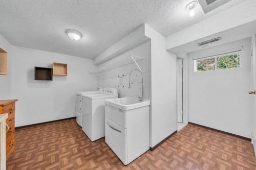 468 Saville Crescent, North Vancouver, BC - Indoor Photo Showing Laundry Room