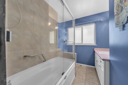 468 Saville Crescent, North Vancouver, BC - Indoor Photo Showing Bathroom