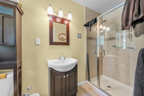 468 Saville Crescent, North Vancouver, BC - Indoor Photo Showing Bathroom