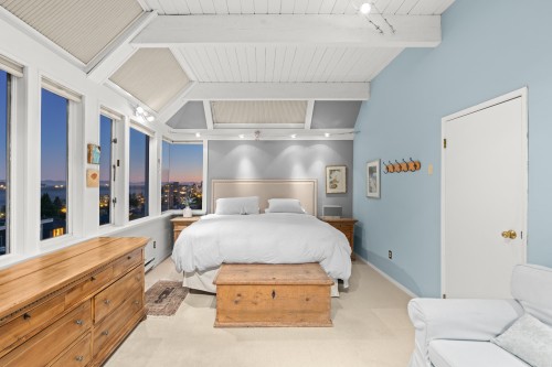 1104 Esquimalt Avenue, West Vancouver, BC 