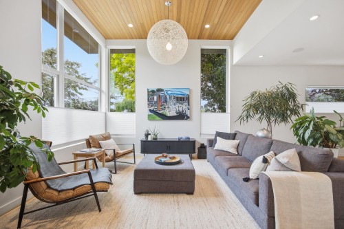 364 15th Street W North Vancouver, BC V7M 1S5