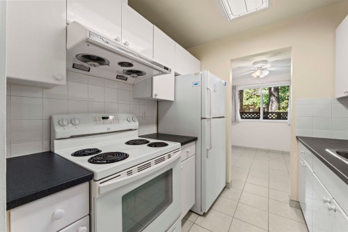 108-1420 8Th Avenue E, Vancouver, BC - Indoor Photo Showing Kitchen