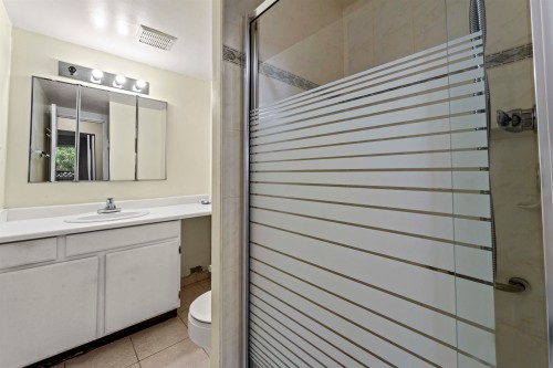 108-1420 8Th Avenue E, Vancouver, BC - Indoor Photo Showing Bathroom