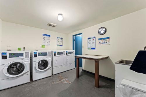 108-1420 8Th Avenue E, Vancouver, BC - Indoor Photo Showing Laundry Room