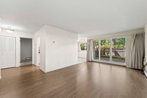 108-1420 8Th Avenue E, Vancouver, BC - Indoor Photo Showing Living Room