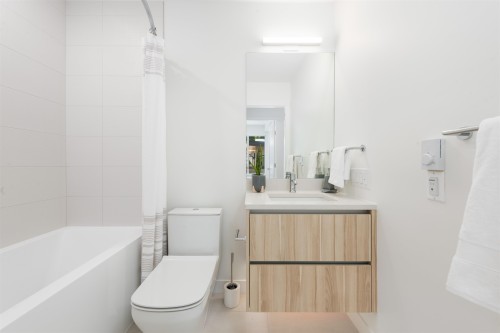 885 33Rd Avenue W, Vancouver, BC - Indoor Photo Showing Bathroom