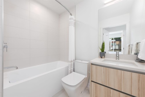 885 33Rd Avenue W, Vancouver, BC - Indoor Photo Showing Bathroom