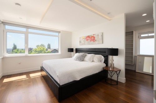 812 6Th Street E, North Vancouver, BC 