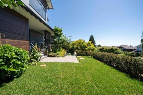 812 6Th Street E, North Vancouver, BC 