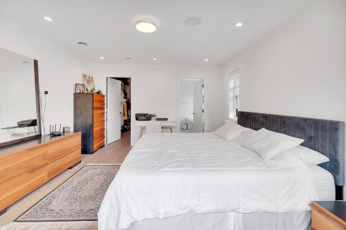 440 Queens Road W, North Vancouver, BC 